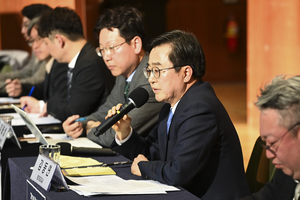 [영상+] 김동연 “경기패스 도민 이점”… 오세훈 “정치적으로 바라본듯” 반박