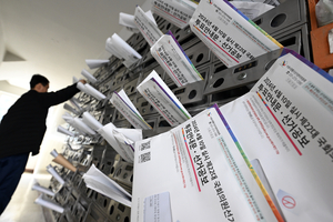 [포토] 총선 투표 안내문·선거 공보물 배달