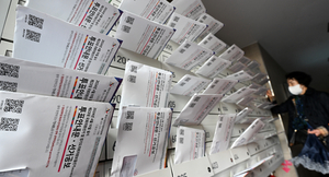 [포토] 우편함 도착한 총선 투표 안내문·선거 공보물