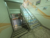 2층에 위치한 경기도 사전투표소, 이동약자 배려 부족