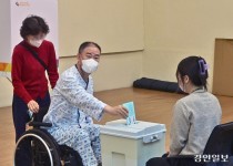 [포토] 거소 투표, 병원서 한표
