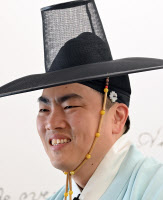 [아임 프롬 인천] 홍현도 학예사 "전통한복, 재미 아닌 체험"
