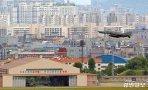 [이슈매치] 수원 "이전" vs 화성 "반대"… 군공항 공약, 정파 달라도 같은 배 탄 여야