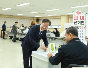 [포토]계산3동 사전투표소에서 투표 마친 유동수 계양구갑 후보