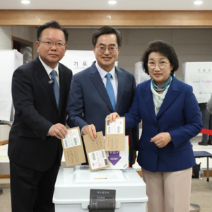 [4·10 총선] 사전투표 첫날 아침부터 발길… 김동연, 김부겸과 분당서 ‘한 표’