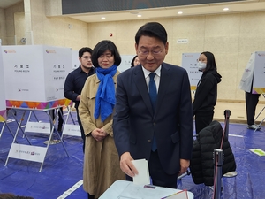 [포토] 사전투표하는 민주당 김교흥 인천시당 상임선대위원장