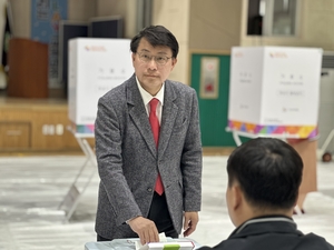 [포토] 사전투표하는 국민의힘 윤상현 인천시당 총괄선대위원장