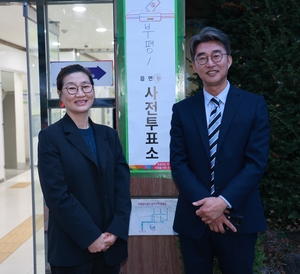 [포토]사전투표 나선 노종면 인천 부평구갑 후보