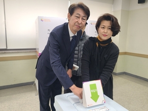 [포토]사전투표하는 민주당 이훈기 인천 남동구을 후보