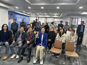 [포토]안도하는 민주당 남영희 후보