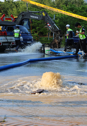 인천 연수구 송도동서 지하 상수도관 파열…일부 도로 통제