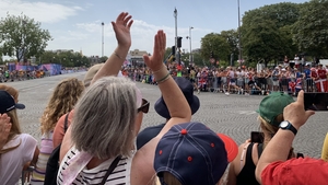 모두가 즐기는 올림픽 경기… 샹젤리제 거리를 달리는 트라이애슬론 선수들 [유혜연 기자의 지금 여기, 파리]