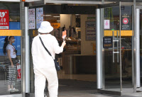 [화보] 손님 끌어모으는 '개문냉방' 마트