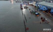 [현장르포] 인천 해안가 '백중사리' 피해… "바닷물에 침수될라" 상인들 긴장감 '밀물'