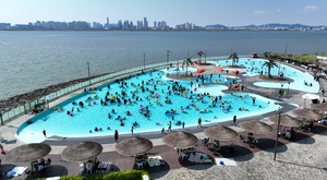 [포토] 시흥 배곧한울공원 해수체험장에서 더위 식히는 시민들