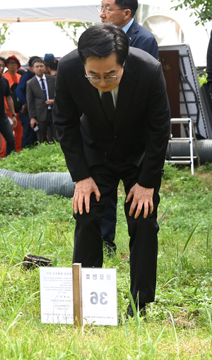 [포토] 선감학원 희생자 분묘 살피는 김동연 경기도지사