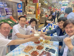 불볕더위 잊게 한 맥주 한 모금…5년 만에 재개한 군포역전시장 ‘역맥축제’ 대성황