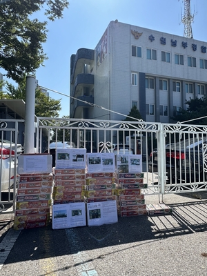 “전세사기 수사 감사” 익명의 수원시민, 경찰서 앞 컵라면탑 선물