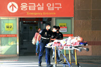 [현장르포] "내일 오세요"… '목' 쉰 아주대 응급실 앞 환자들 탄식만