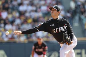 ‘4이닝 1실점’ kt 고영표, 기적의 역투로 준PO 1차전 승리에 기여