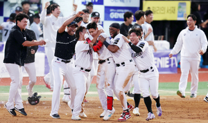 ‘심우준 결승타’ kt, LG 꺾고 0% 기적 이어가… 11일 5차전 끝장 승부