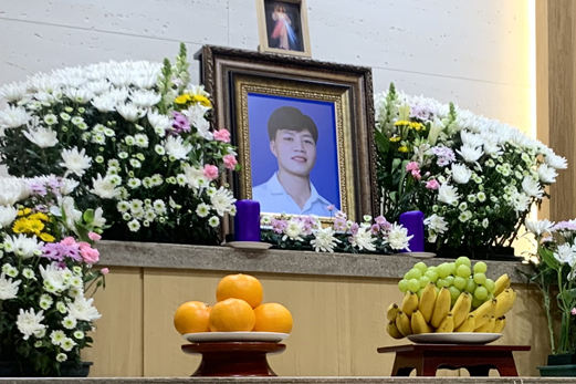 컨베이어 아래서 멈춘 23살… 두 나라에 차려진 이주노동자의 빈소
